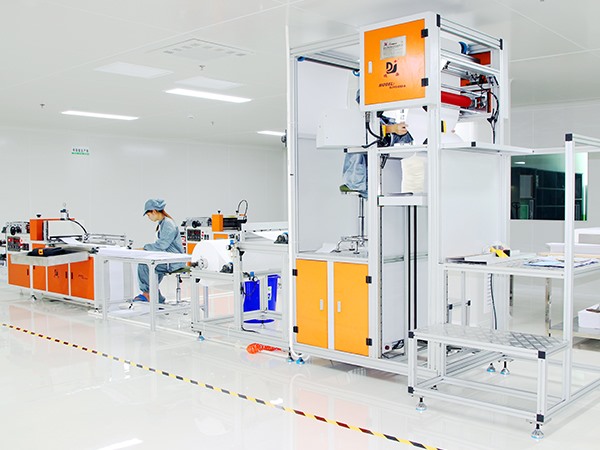 Clapboard folding machine