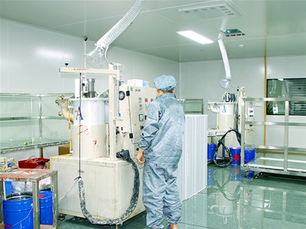 Glue filling machine